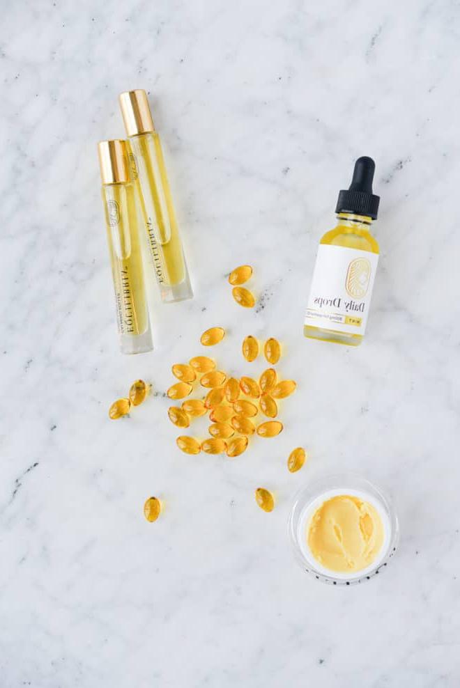 **Equilibria CBD Gemeinschaftsbewertung** 2 equilibria cbd tropfen, roll-ons, creme und weichkapseln auf einer marmoroberfläche