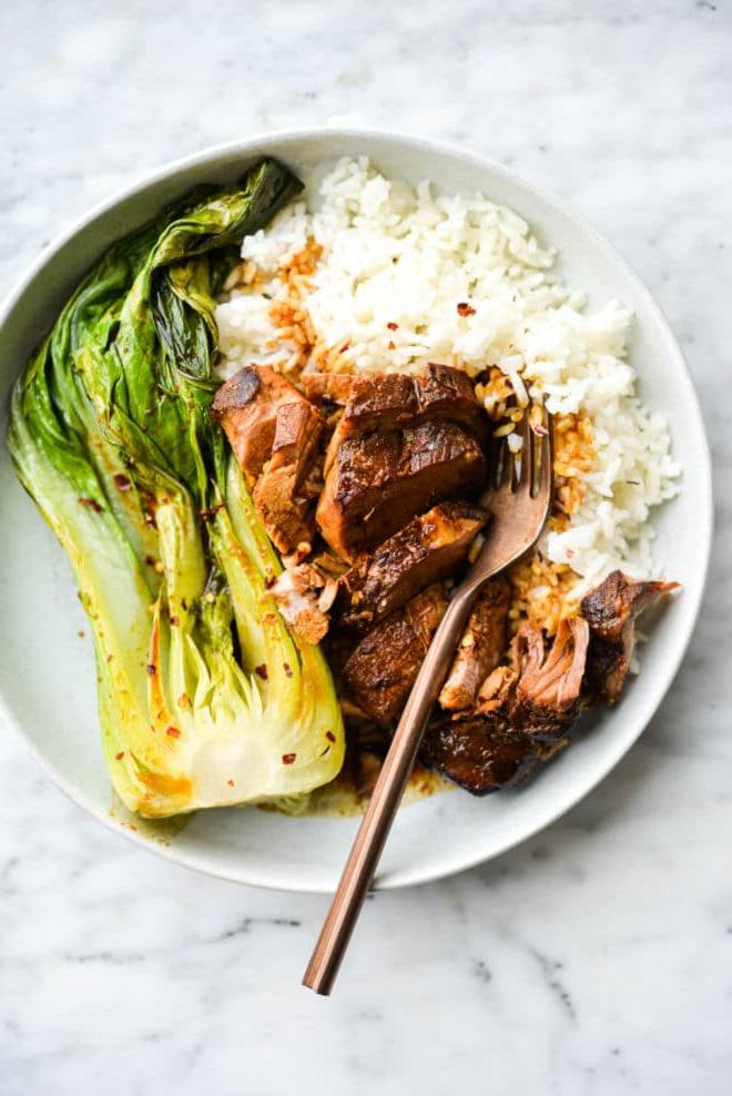 Teriyaki Schweinefilet aus dem Schongarer 2 Eine flache Schüssel mit weißem Reis, Teriyaki-Schweinefilet und Pak Choi