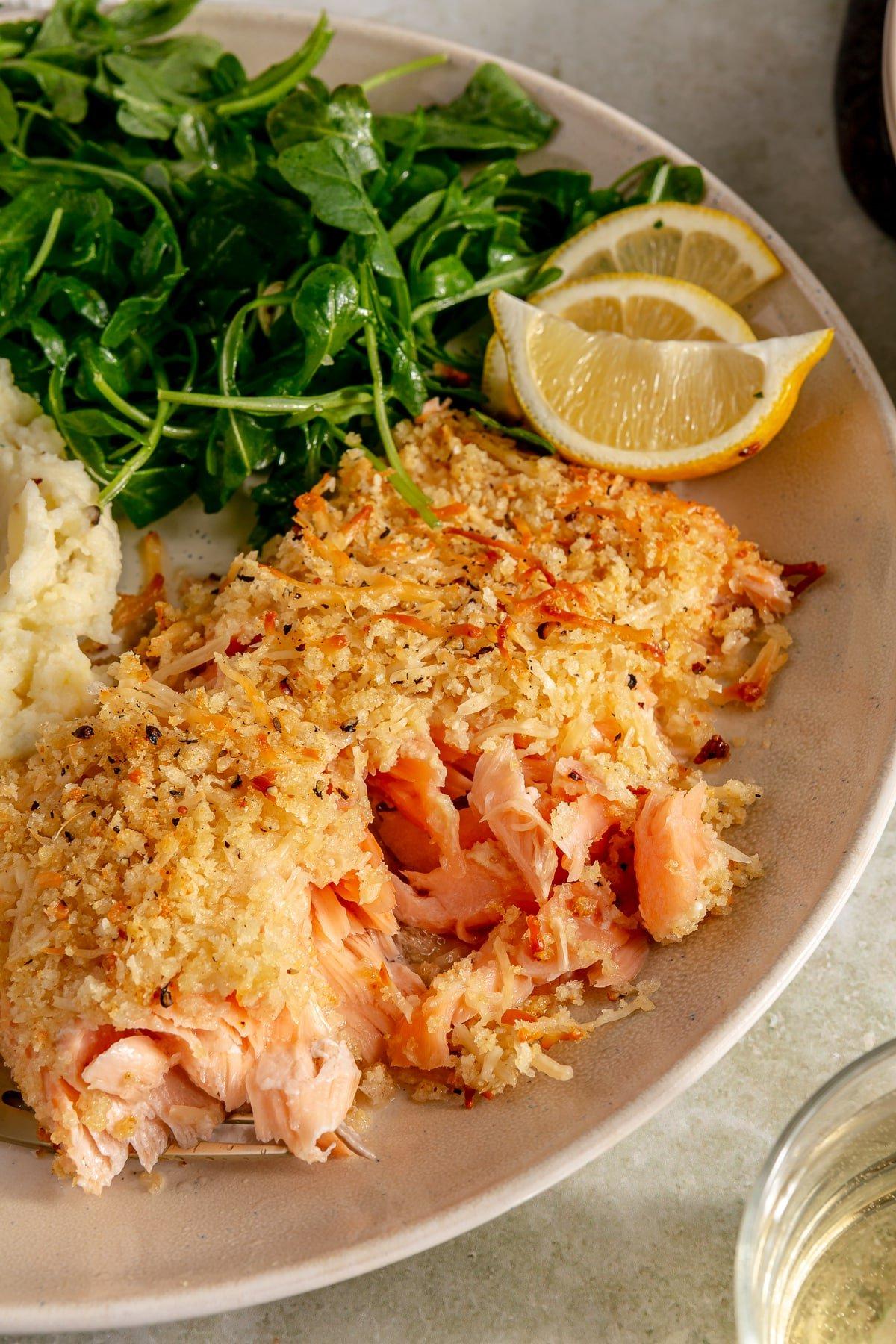 Lachs mit Parmesankruste 2 Knuspriger Parmesan-Lachs fertig gebacken, goldbraun und bereit zum Servieren.