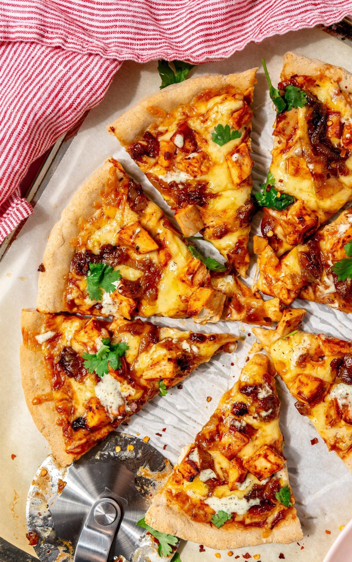 Frisch zubereitete BBQ Hähnchen Pizza mit goldenem Rand und üppigem Belag.