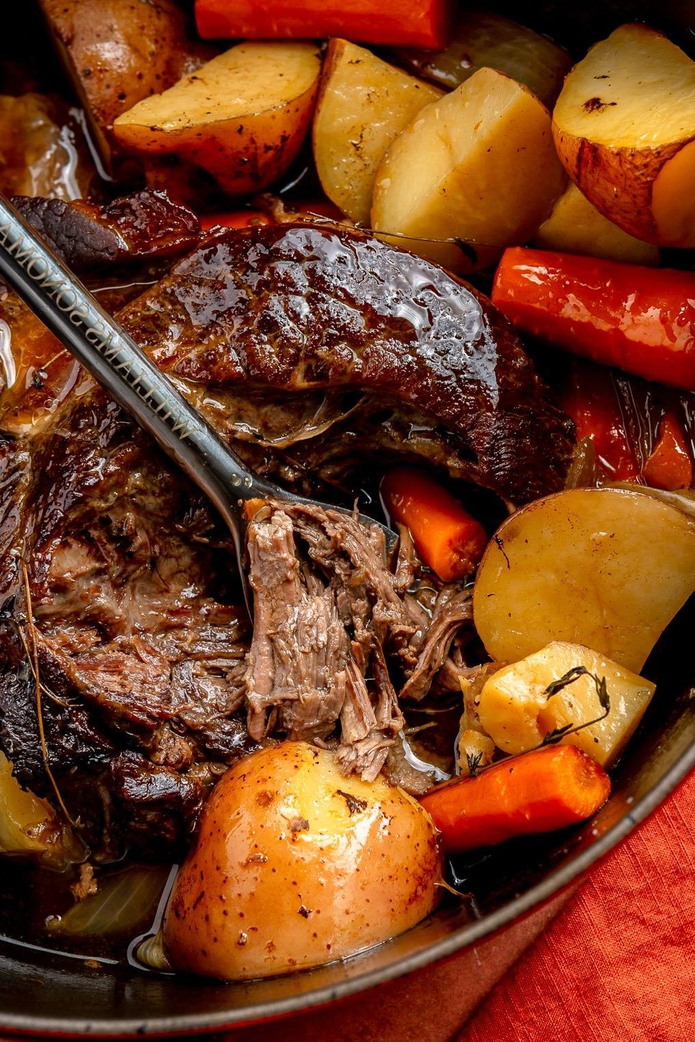 Klassisches Schmorbraten Rezept 2 Klassischer Rinderschmorbraten mit Gemüse im Topf