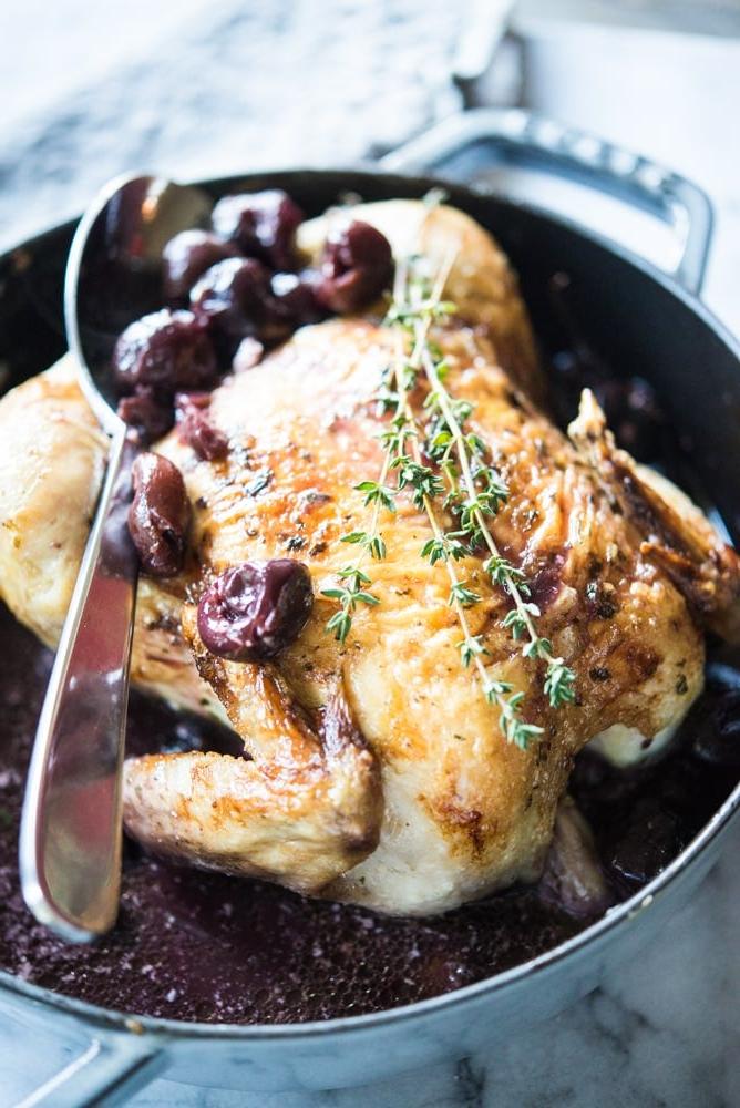 **Kirsch-Balsamico-Ofenhähnchen** 2 Kirsch-Balsamico-Hähnchen mit knuspriger Haut und Kirschsauce