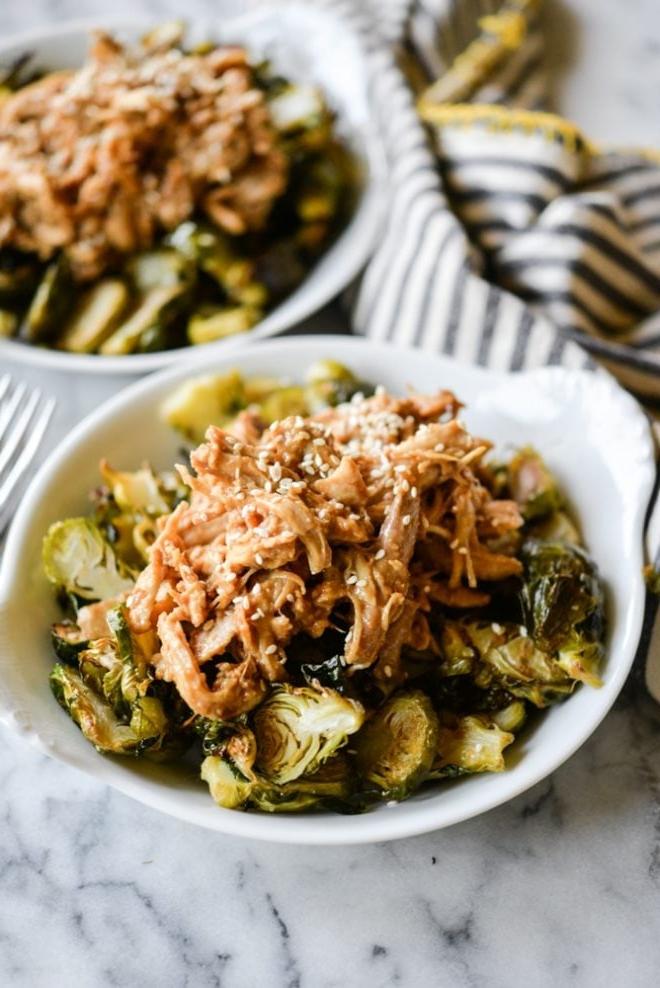 Gesunde Paleo Hoisin Chicken Bowls mit geröstetem Rosenkohl in einer weißen Schale, bereit zum Servieren