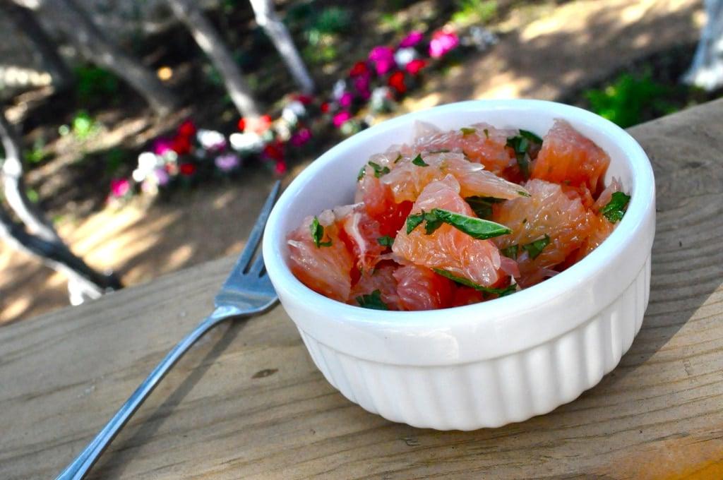 Frischer Pomelo-Minz-Salat in einer Schüssel