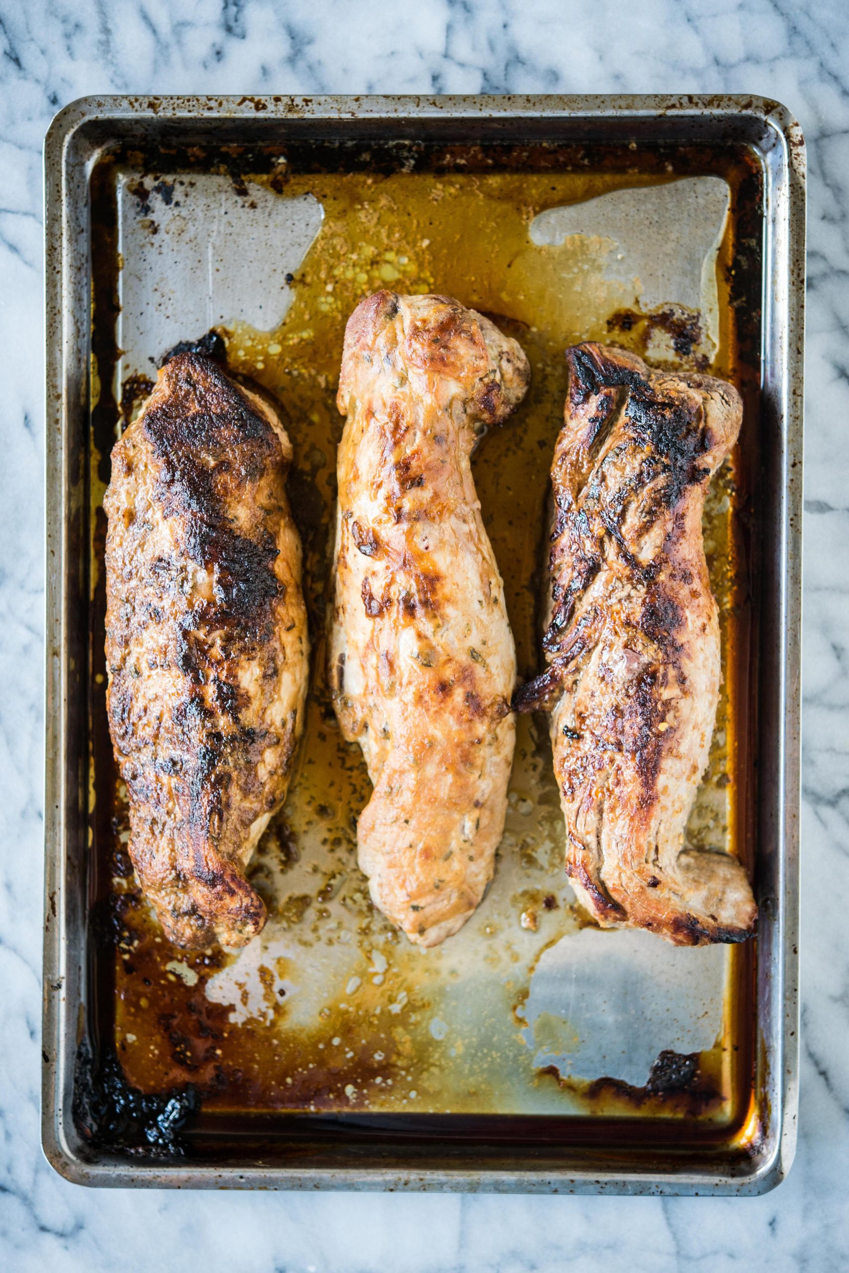 Perfektes Schweinefilet aus dem Ofen 2 3 gebackene Schweinefilets auf einem Edelstahlblech