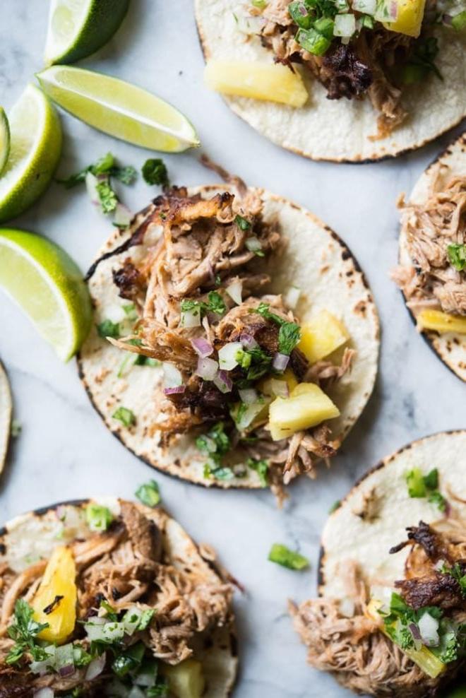 Tacos Al Pastor Rezept 2 Instant Pot Tacos Al Pastor, fertig angerichtet auf Tortillas mit frischer Ananas und Salsa.