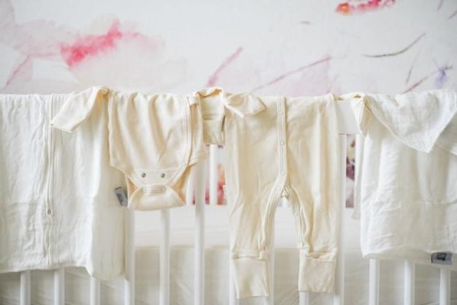 So wähle ich sicherere Babyprodukte 2 how I'm choosing safer baby products clothing on the crib
