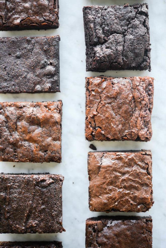Der beste Brownie-Mix – Die Suche nach den besten glutenfreien Brownies 2 Nahaufnahme verschiedener Scheiben von Brownies aus Backmischungen, deutlich beschriftet
