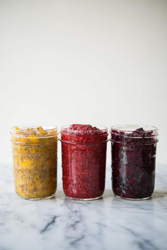 3 Einmachgläser mit verschiedenfarbiger Chia-Marmelade, seitliche Ansicht