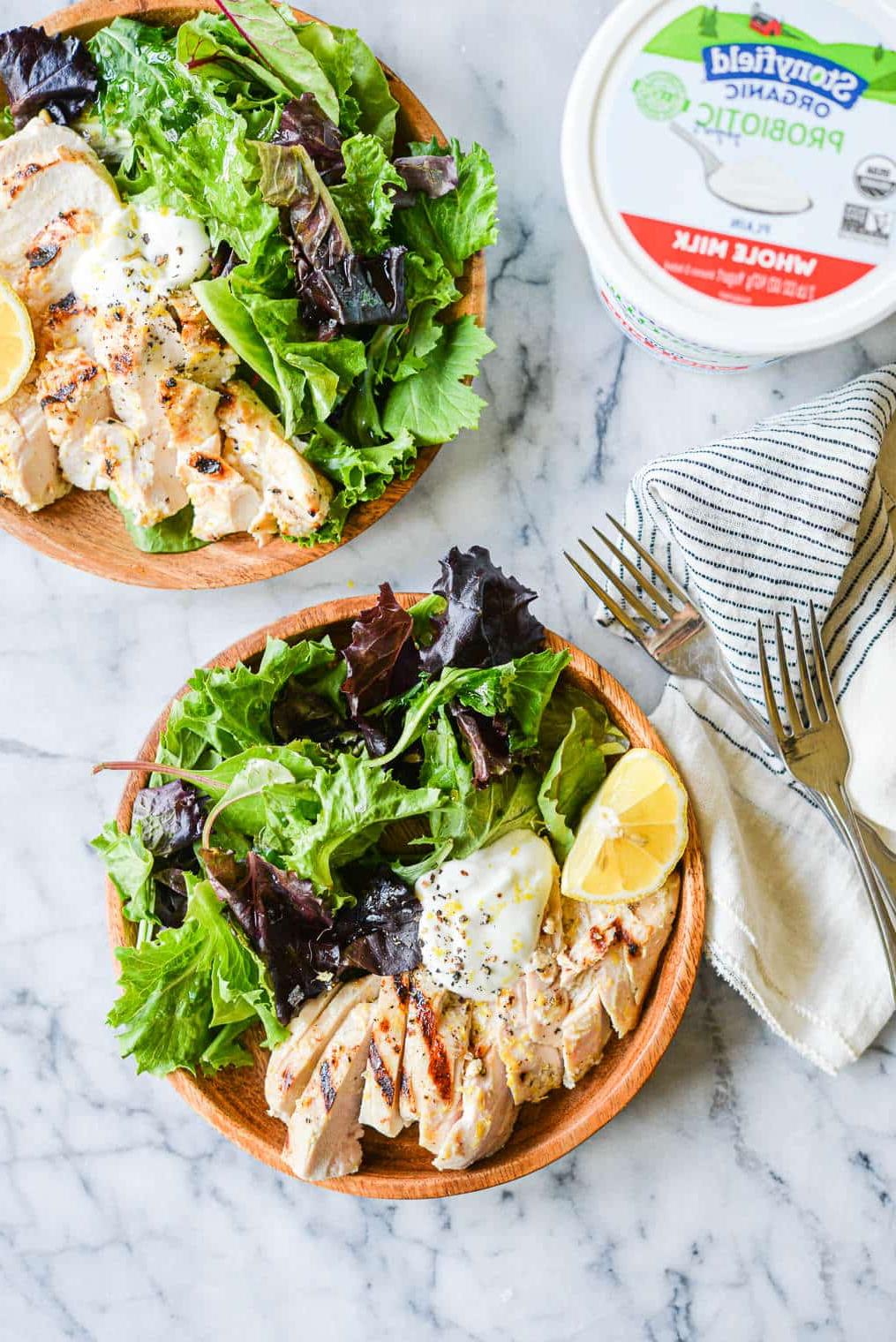 Zitronenpfeffer-Joghurt-Grillhähnchen 2 Geschnittenes Zitronen-Pfeffer-Joghurt-Hähnchen vom Grill, serviert in einer Schale auf gemischtem Salat
