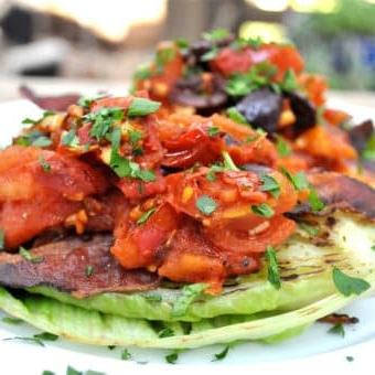 Paleo Gegrillter Römersalat mit Speck – Ein Bild des fertigen Gerichts.