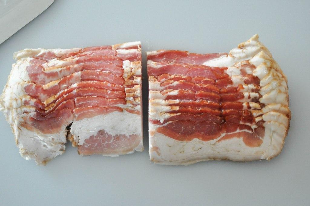 Speck auf einem Schneidebrett