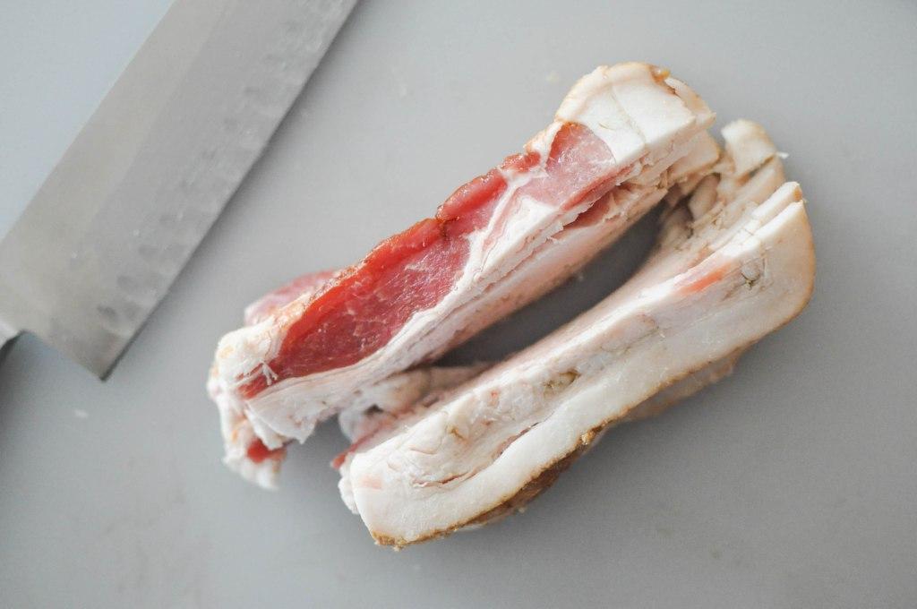 Speck in Hälften geschnitten