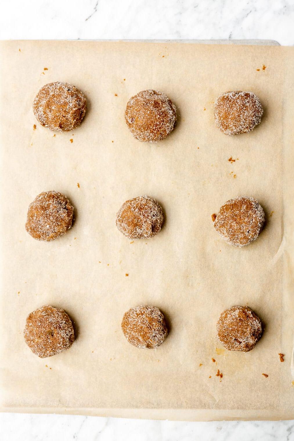 220817_Rum Raisin Cookies-45 Gefüllte und gerollte Kekse auf einem mit Backpapier ausgelegten Backblech.