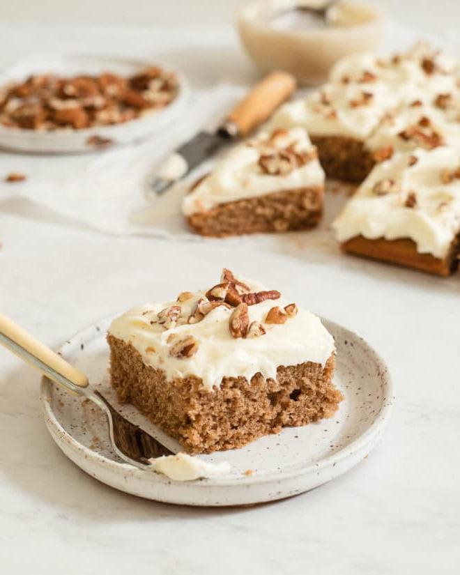 Ein Stück glasierter Gewürzkuchen auf einem Teller