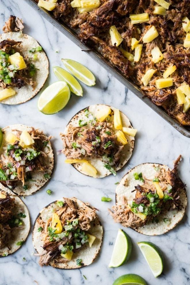 Tacos Al Pastor Rezept 15 Fertig angerichtete Tacos Al Pastor, garniert und servierbereit für eine Mahlzeit.