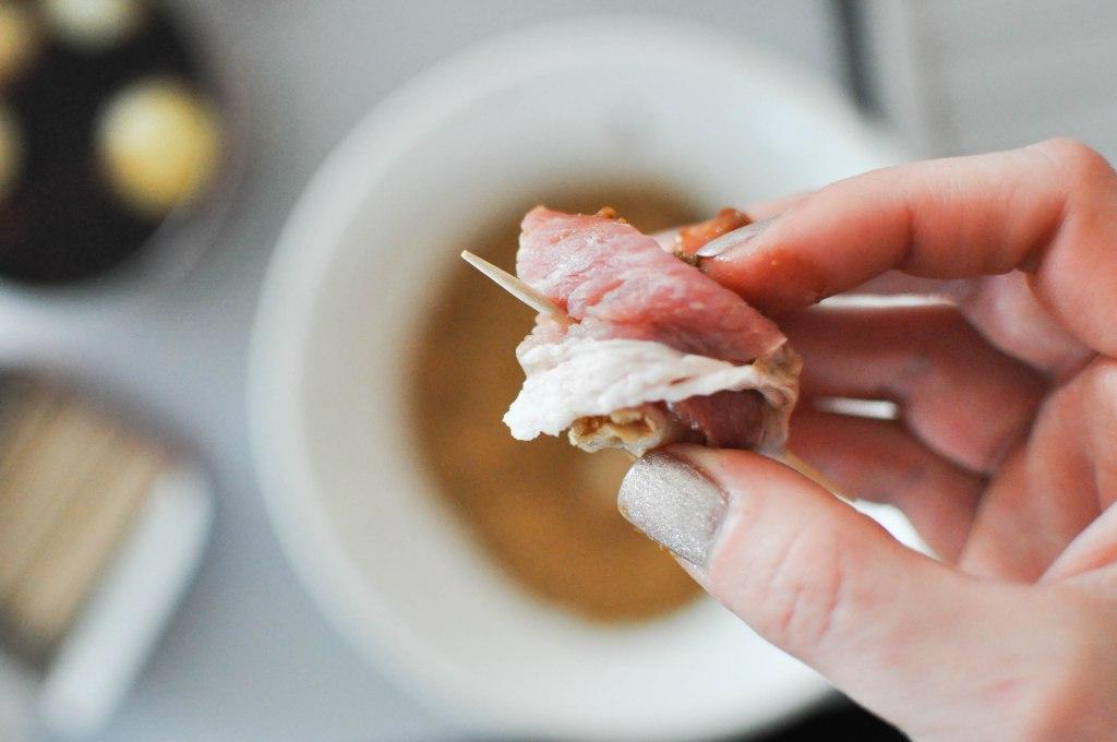 Wasserkastanie mit Speck umwickeln