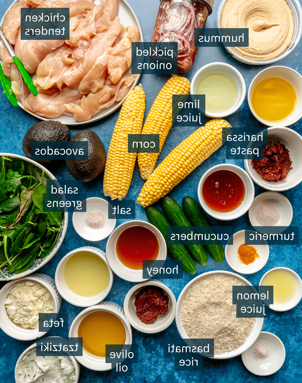 Harissa-Honig-Hähnchen-Bowls 3 Zutaten für Harissa-Honig-Hähnchen-Bowls liegen auf einer dunkelblauen Arbeitsplatte.