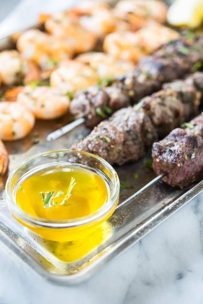 **Gesunde Valentinstags-Zusammenstellung** 3 Gesundes Valentinstags-Menü: Surf & Turf Gericht
