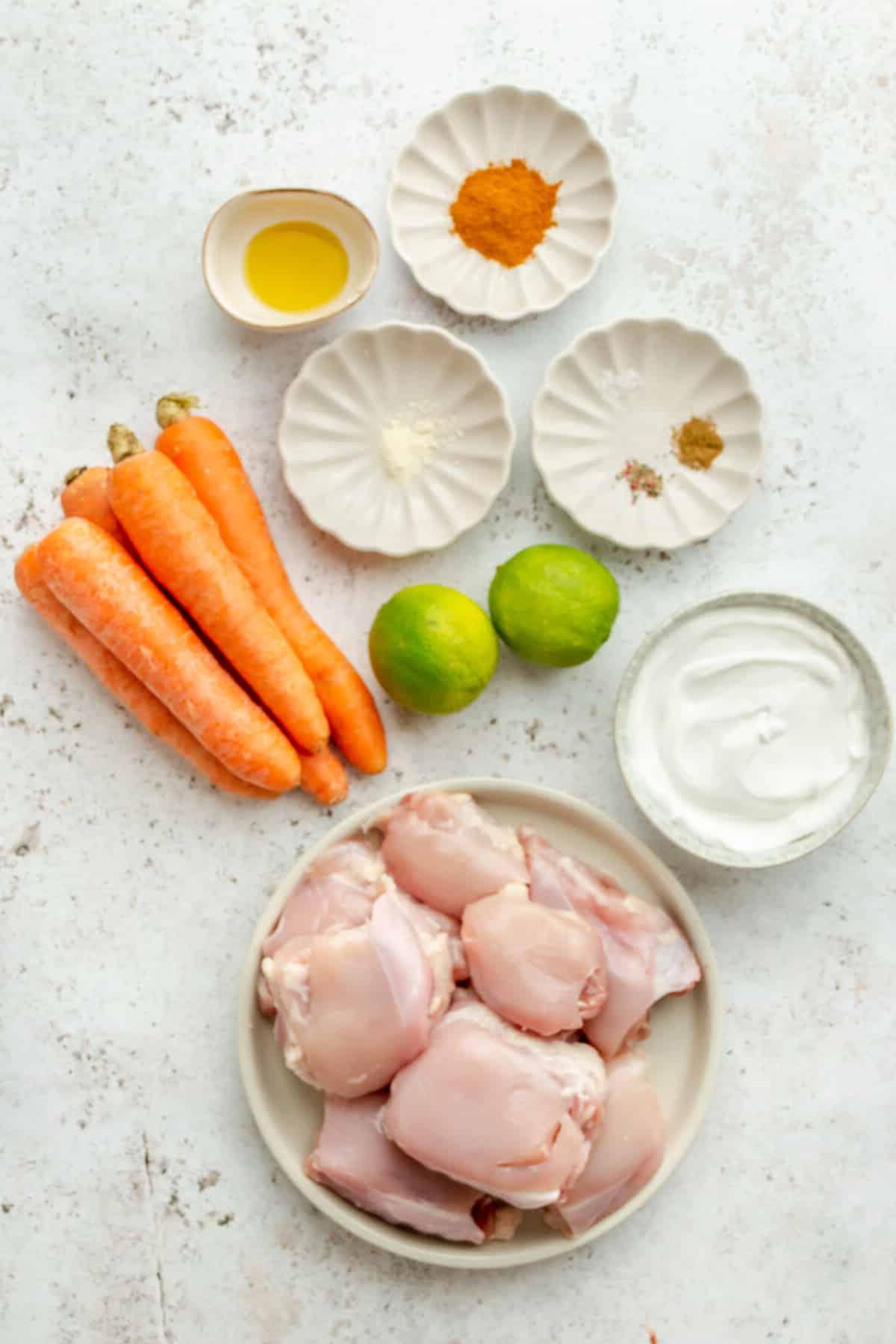 Curry-Hähnchenschenkel vom Blech 3 Zutaten für Blech-Curry-Hähnchenschenkel auf verschiedenen Tellern und Schalen auf hellem Untergrund.
