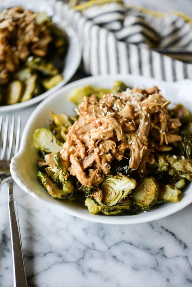 Bereit zur Zusammenstellung: Zwei Schalen mit Paleo Hoisin Chicken Bowls und frischem Rosenkohl