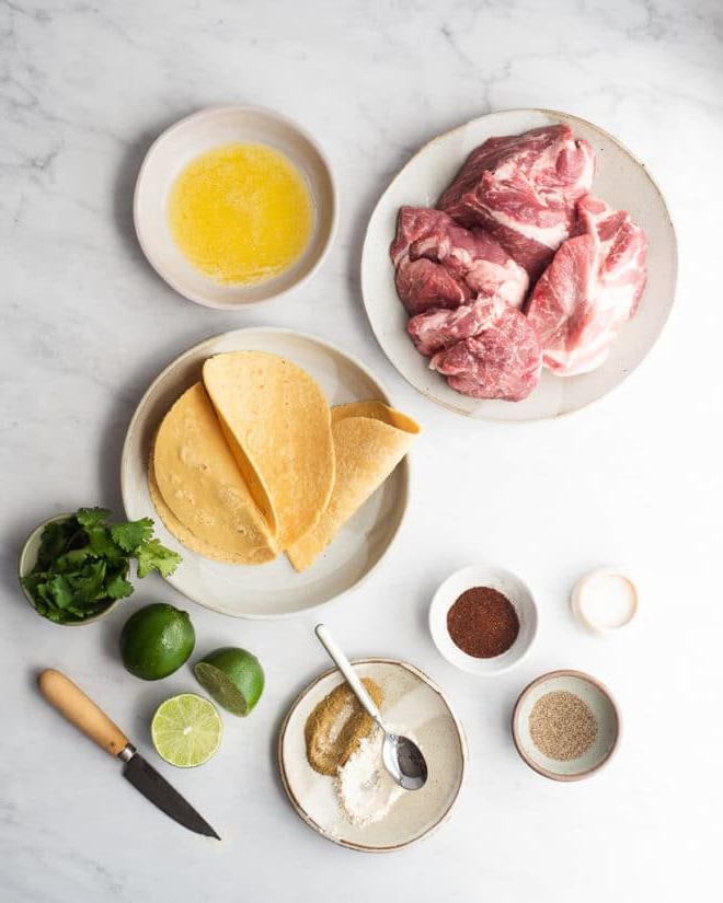 Die Zutaten für Instant Pot Schweinefleisch-Carnitas auf einer Marmoroberfläche