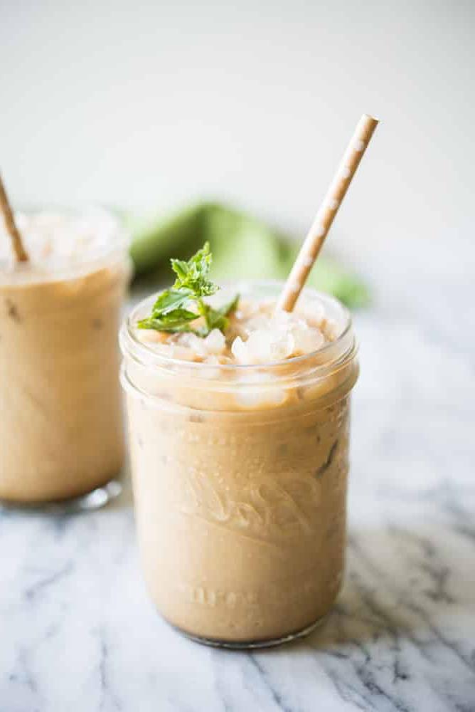 Minz-Eiskaffee mit Minz-Sirup in einem Einmachglas