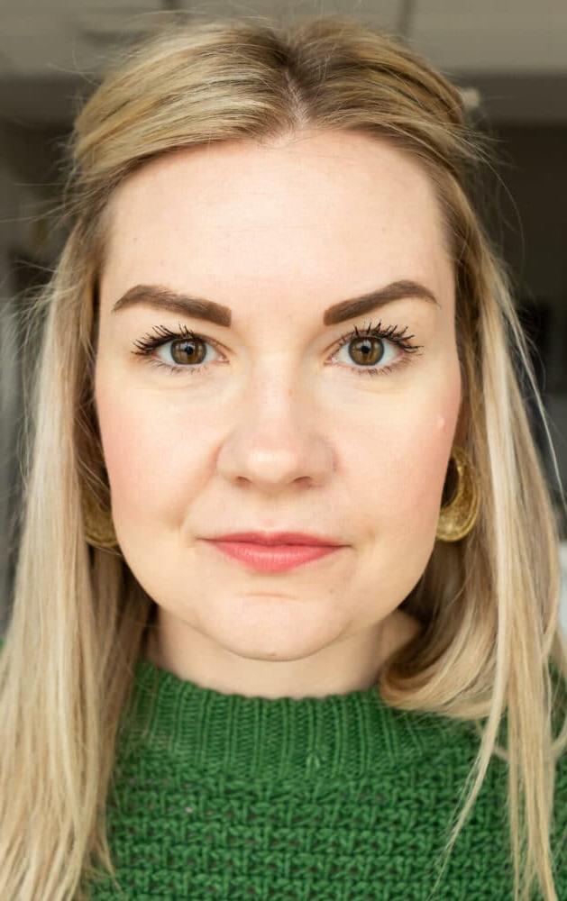 Beste Reine Mascara 3 Nahaufnahme von Lauren, die einen kellygrünen Pullover trägt und nicht lächelt.
