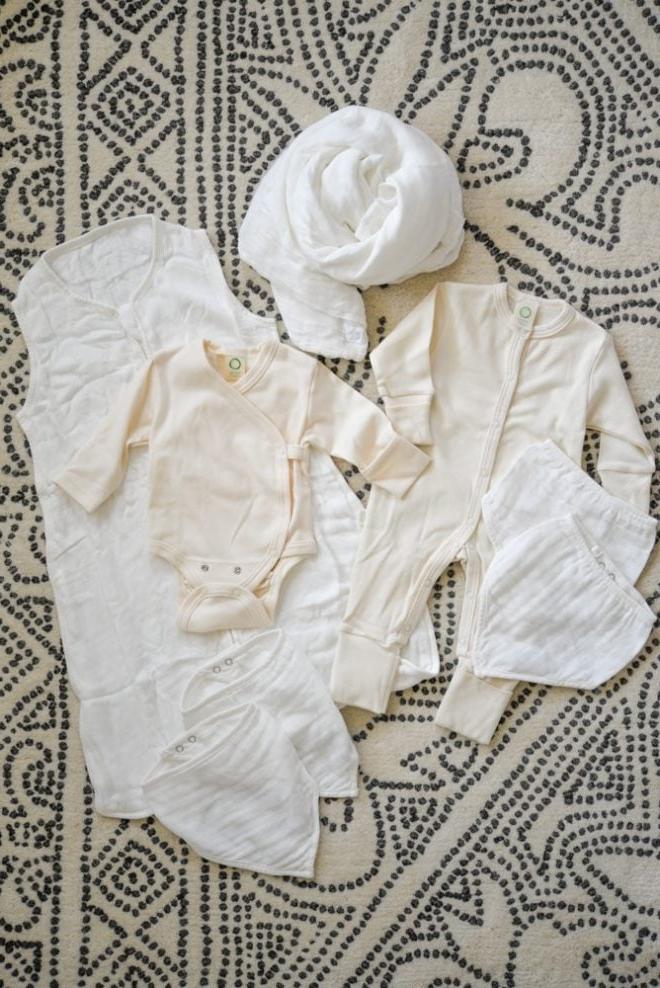 So wähle ich sicherere Babyprodukte 3 how I'm choosing safer baby products clothing on the floor