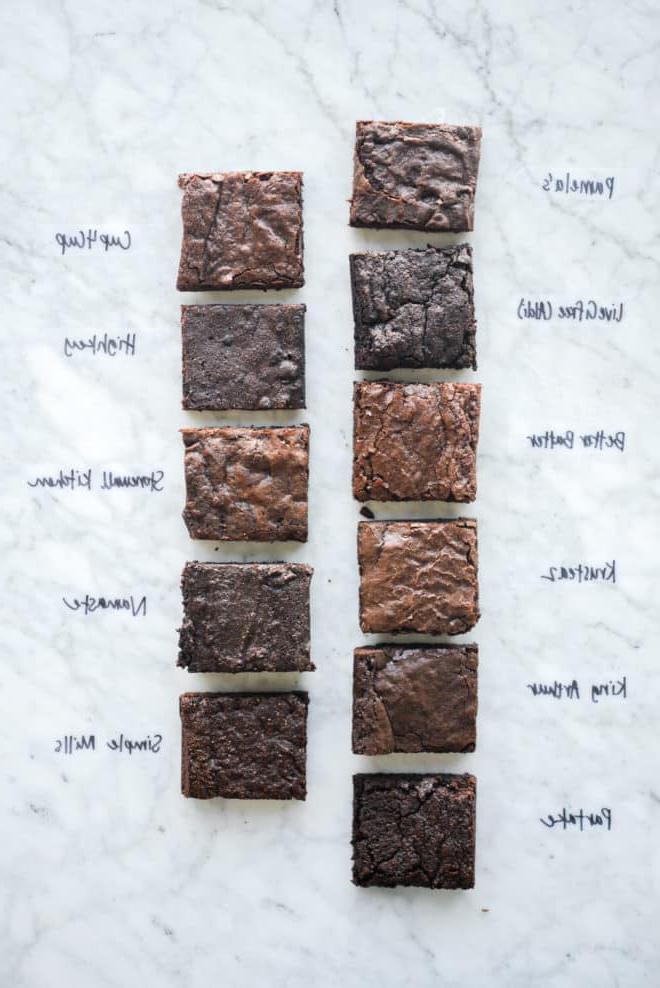 Der beste Brownie-Mix – Die Suche nach den besten glutenfreien Brownies 3 11 verschiedene Schachteln mit Brownie-Backmischungen auf einer Marmoroberfläche, alle klar beschriftet