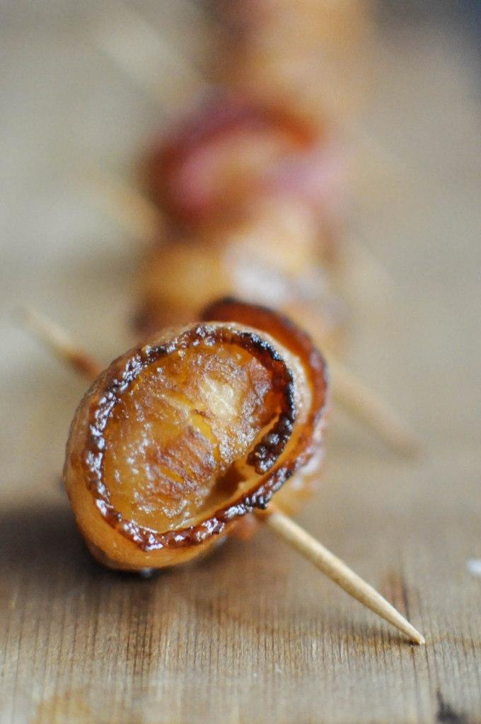 Zubereitete Paleo Speck-Wasserkastanien auf einem Tablett