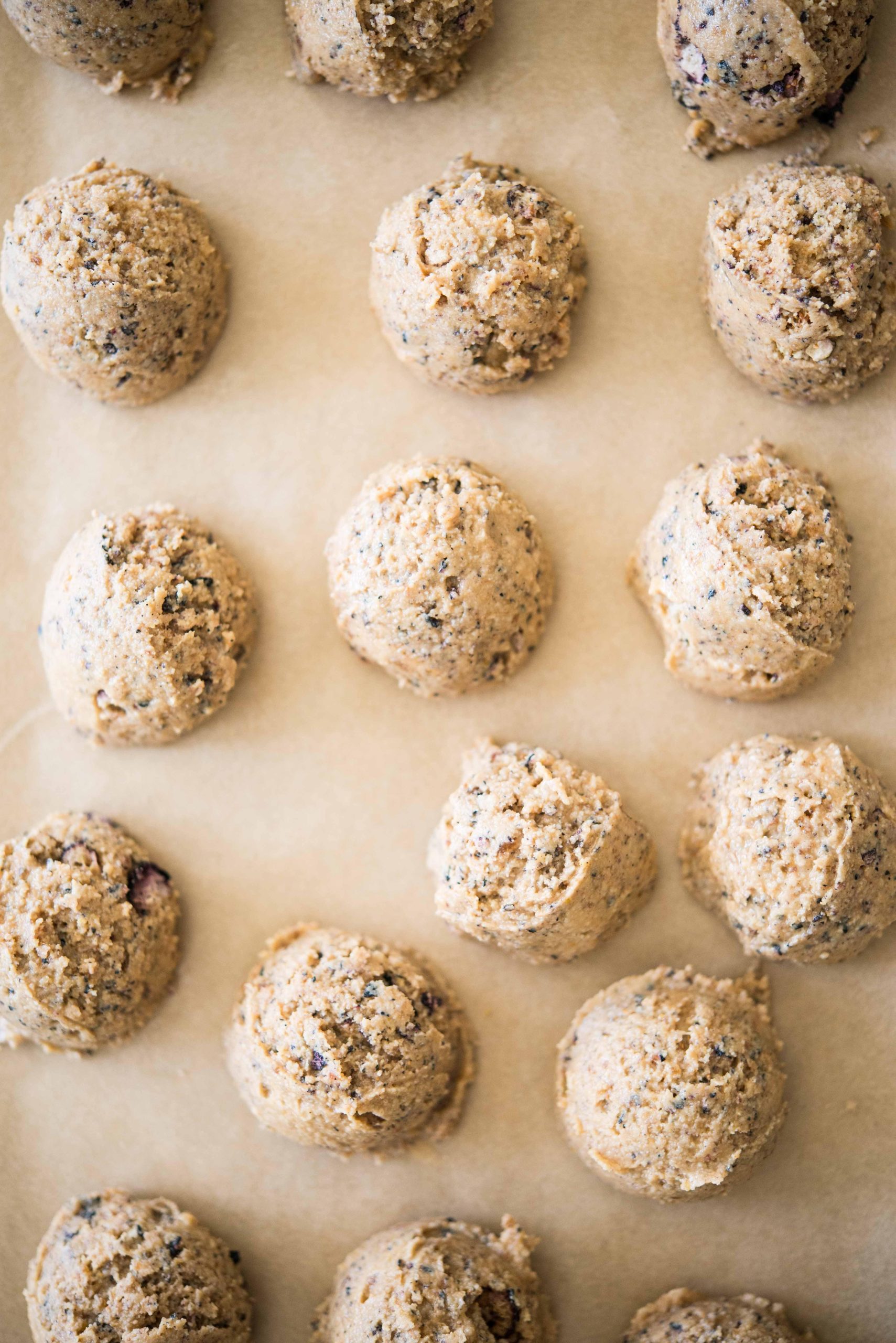 10 Tipps, um im Home-Office gesund zu bleiben 3 no-bake blueberry energy balls on parchment paper