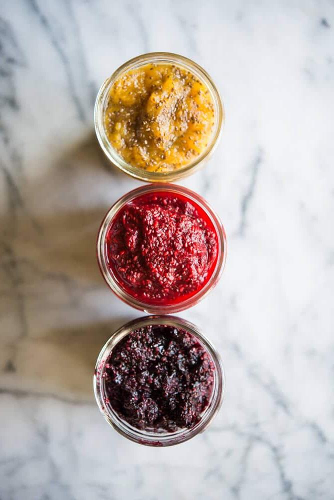 3 Einmachgläser mit verschiedenfarbiger Chia-Marmelade, Draufsicht
