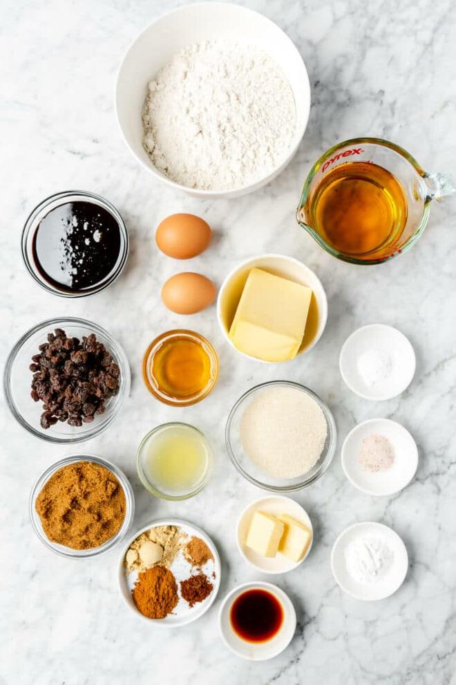 Rumrosinenkekse 3 Draufsicht auf die Zutaten für Rum-Rosinen-Kekse.