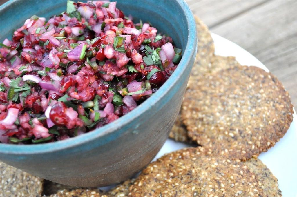 Knusprige Paleo-Chips auf einem Backblech