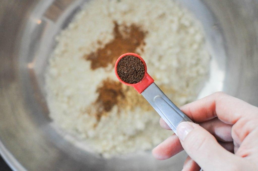 Paleo Lebkuchenhaus 22 Gemahlene Nelken hinzufügen