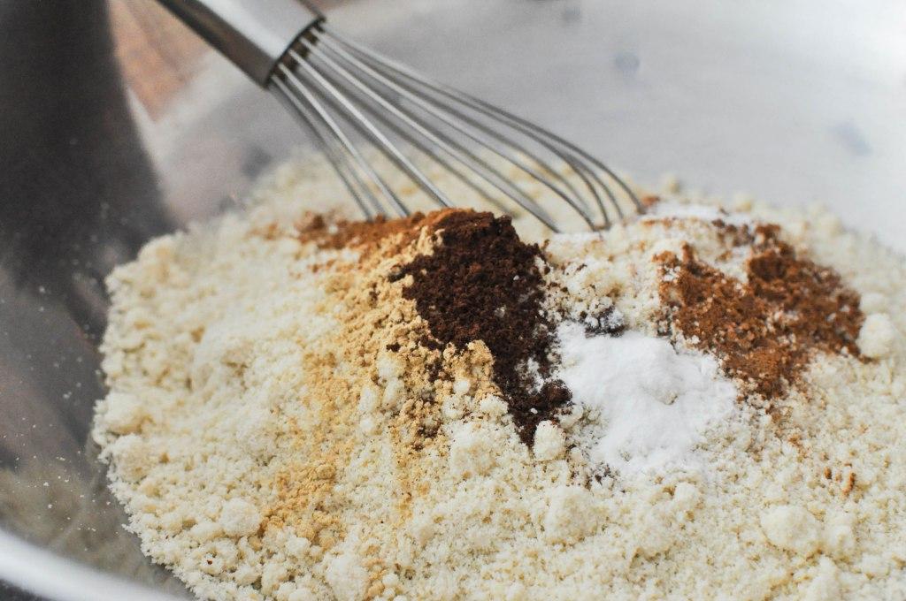 Paleo Lebkuchenhaus 25 Alle trockenen Zutaten in der Schüssel