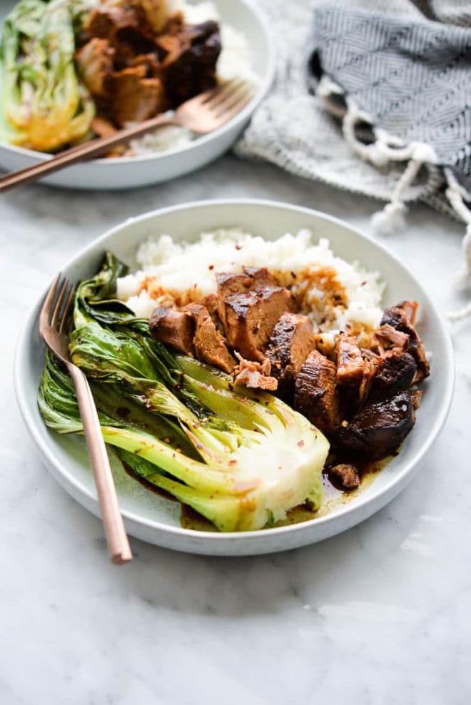 Teriyaki Schweinefilet aus dem Schongarer 4 Zwei flache Schüsseln mit weißem Reis, Teriyaki-Schweinefilet und Pak Choi