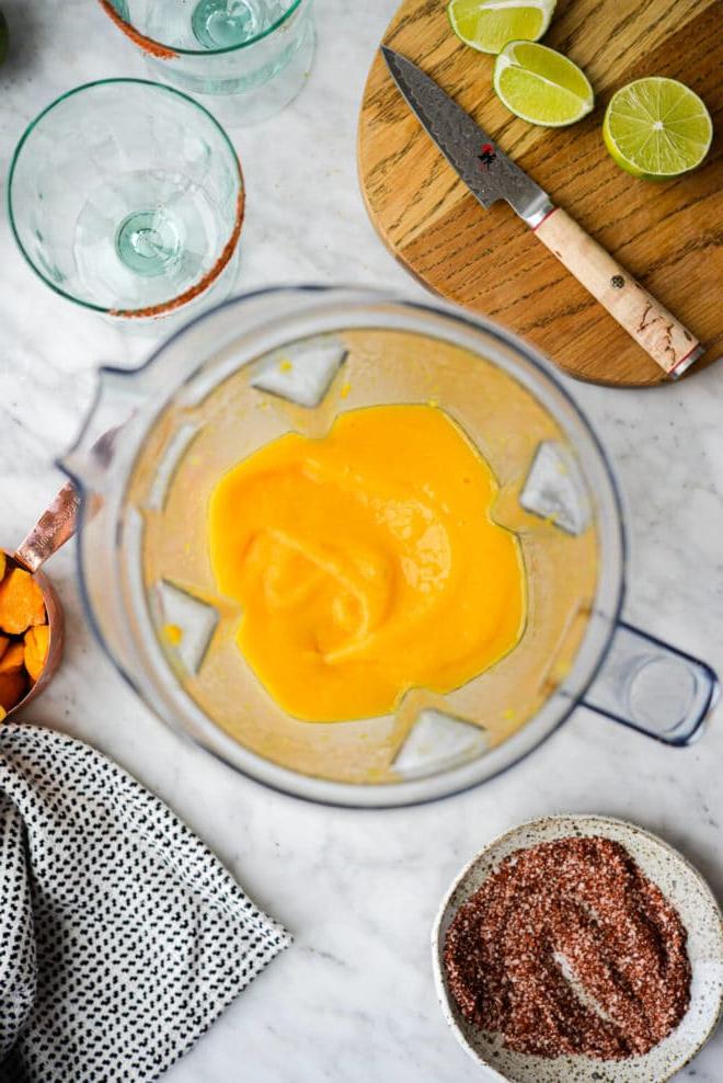 Einfaches Mango-Margarita-Rezept (Gefroren und auf Eis) 4 Eine Top-Down-Aufnahme einer Kanne Frozen Mango Margaritas umgeben von den anderen benötigten Zutaten