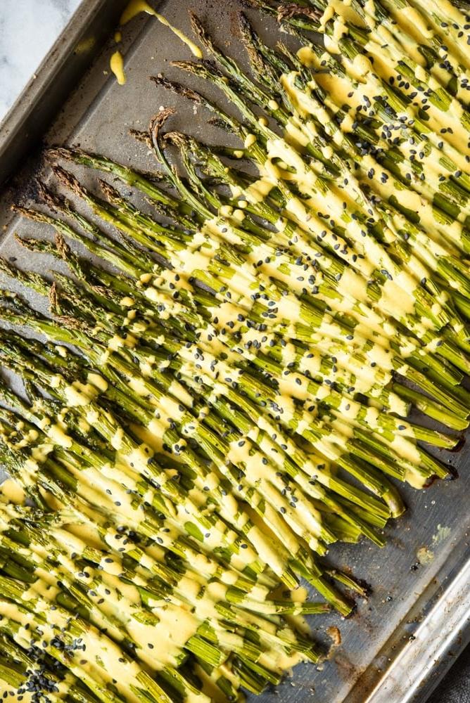 **Gesunde Valentinstags-Zusammenstellung** 4 Gesundes Valentinstags-Menü: Gebratener Spargel mit Zitronen-Kardamom-Soße