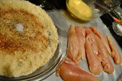 Hähnchen in Mandelmehl wälzen Hähnchenstreifen panieren Schritt 1