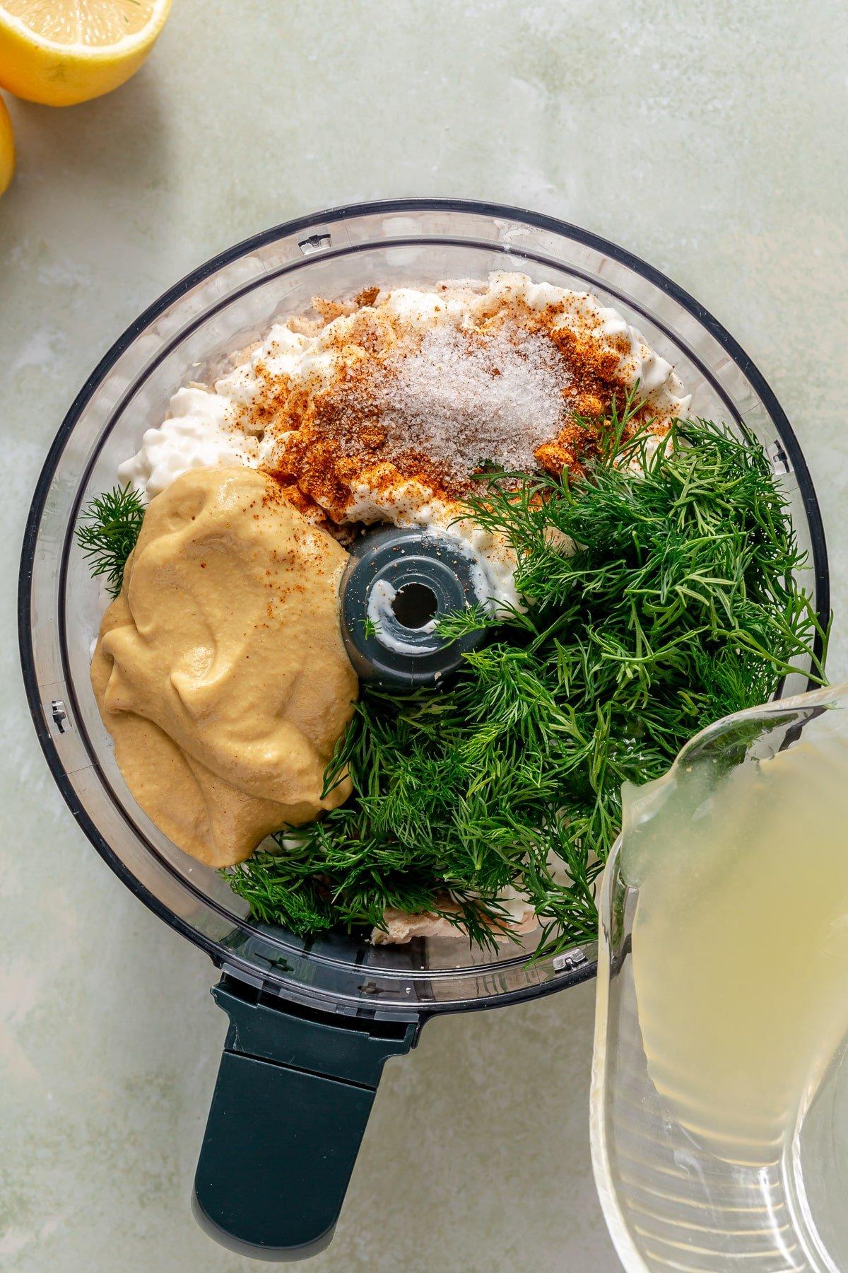 Zitronen-Dill-Hähnchensalat 4 Alle Zutaten für den Zitronen-Dill-Hähnchensalat in einer Küchenmaschine, bevor sie vermischt werden.