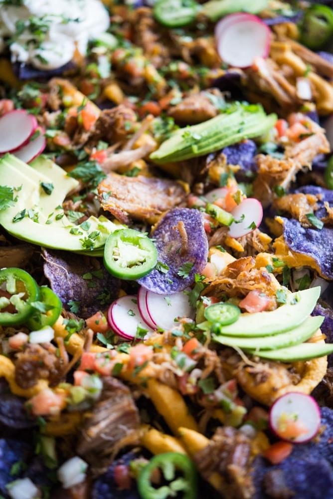 Eine Nahaufnahme von perfekt gekochtem und knusprigem Carnitas Schweinefleisch.
