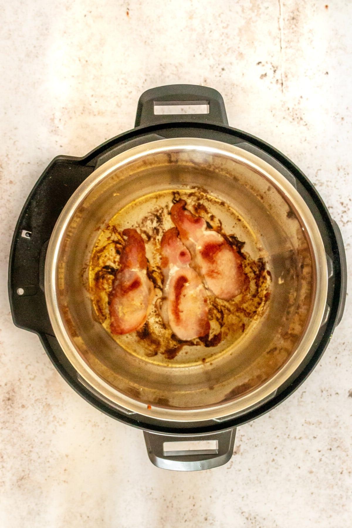 Speck im Instant Pot auf hellem Untergrund.