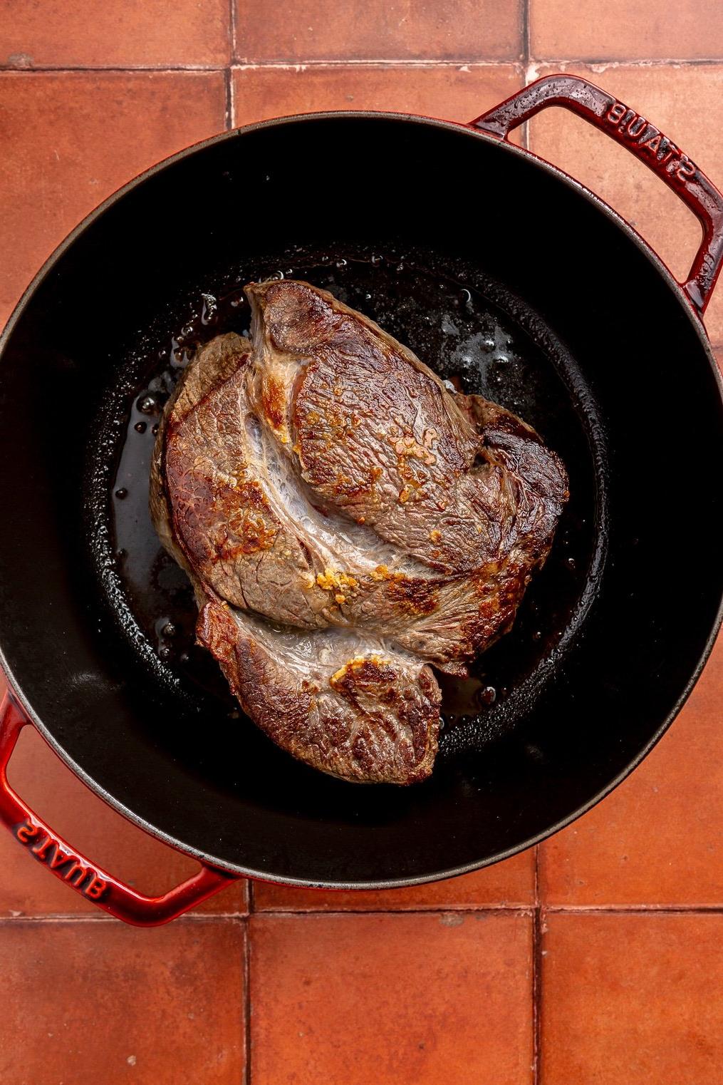 Klassisches Schmorbraten Rezept 4 Schritt 1: Rinderschmorbraten anbraten