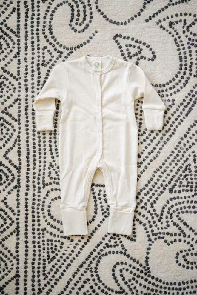 So wähle ich sicherere Babyprodukte 4 how I'm choosing safer baby products clothing on the floor