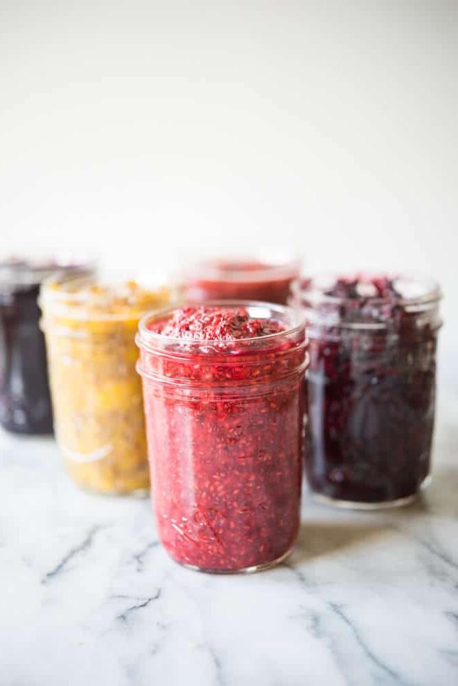 Einmachgläser mit verschiedenfarbiger Chia-Marmelade, seitliche Ansicht