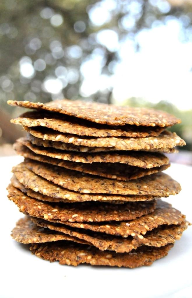 Nahaufnahme von Paleo-Chips und Preiselbeer-Salsa