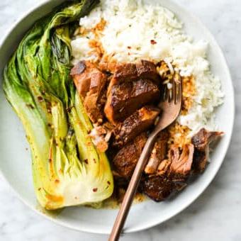Teriyaki Schweinefilet aus dem Schongarer 5 Eine flache Schüssel mit weißem Reis, Teriyaki-Schweinefilet und Pak Choi