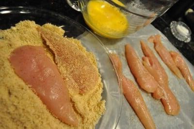 Hähnchen in Ei tunken Hähnchenstreifen panieren Schritt 2